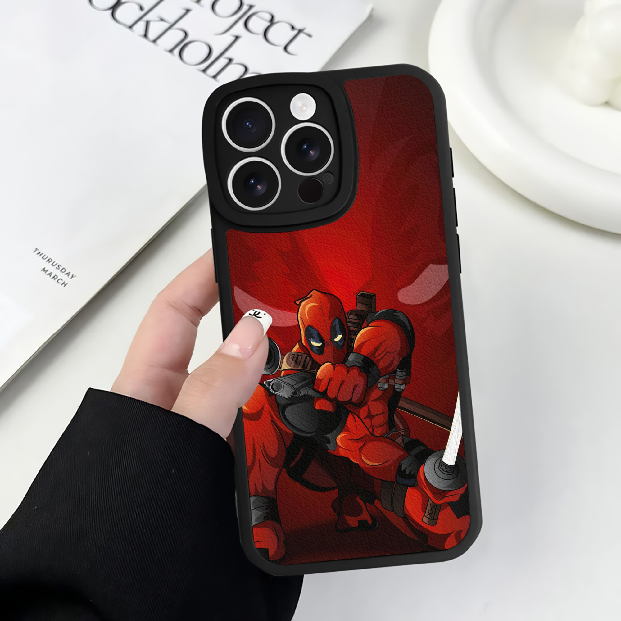（画像用） Deadpool デッドプール 【iPhone 16シリーズ対応】シリコンスマホケース（レザー調） 材質：シリコン